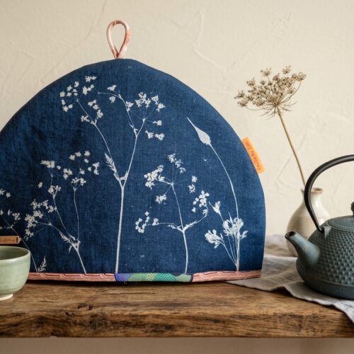 Cosy pour théière en fonte — Cyanotype sur lin *Libre de déplaire d'Adler