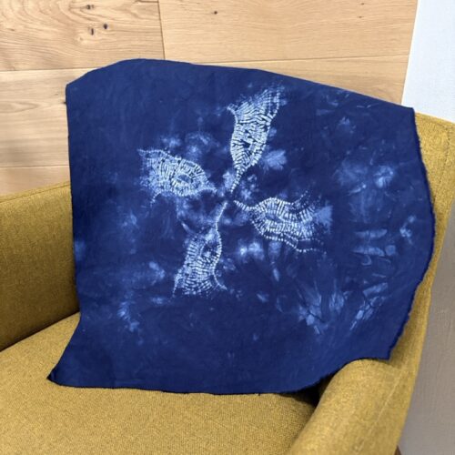 Tissu artisanal, coton, Nui Shibori, teinture Indigo, motif tulipes, bleu