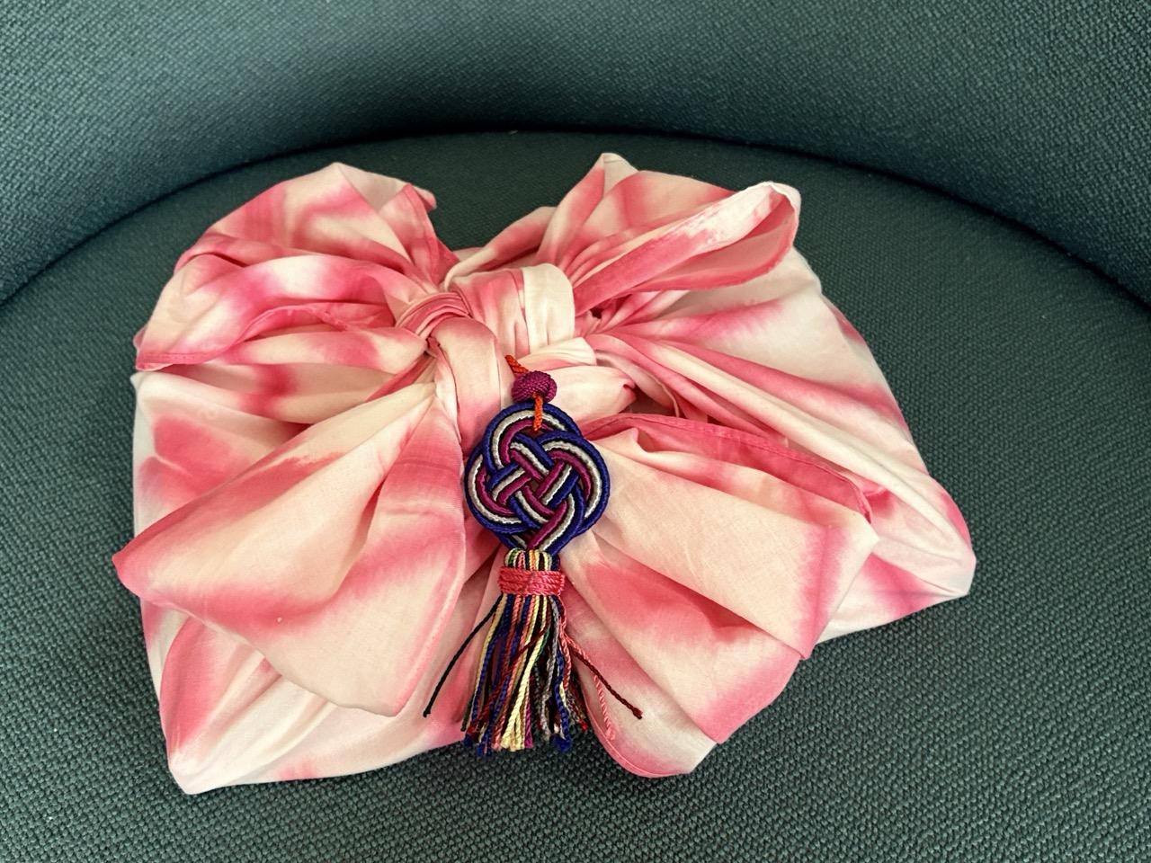 Papeterie —  un emballage cadeau réutilisable et artisanal, Furoshiki en shibori fait main – Image 2