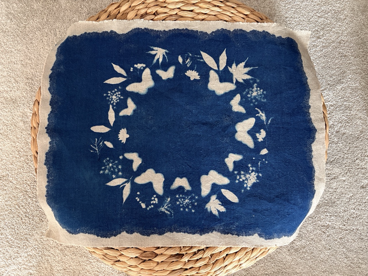 Tissu artisanal, lin, cyanotype, bleu de Prusse, couronne de papillons